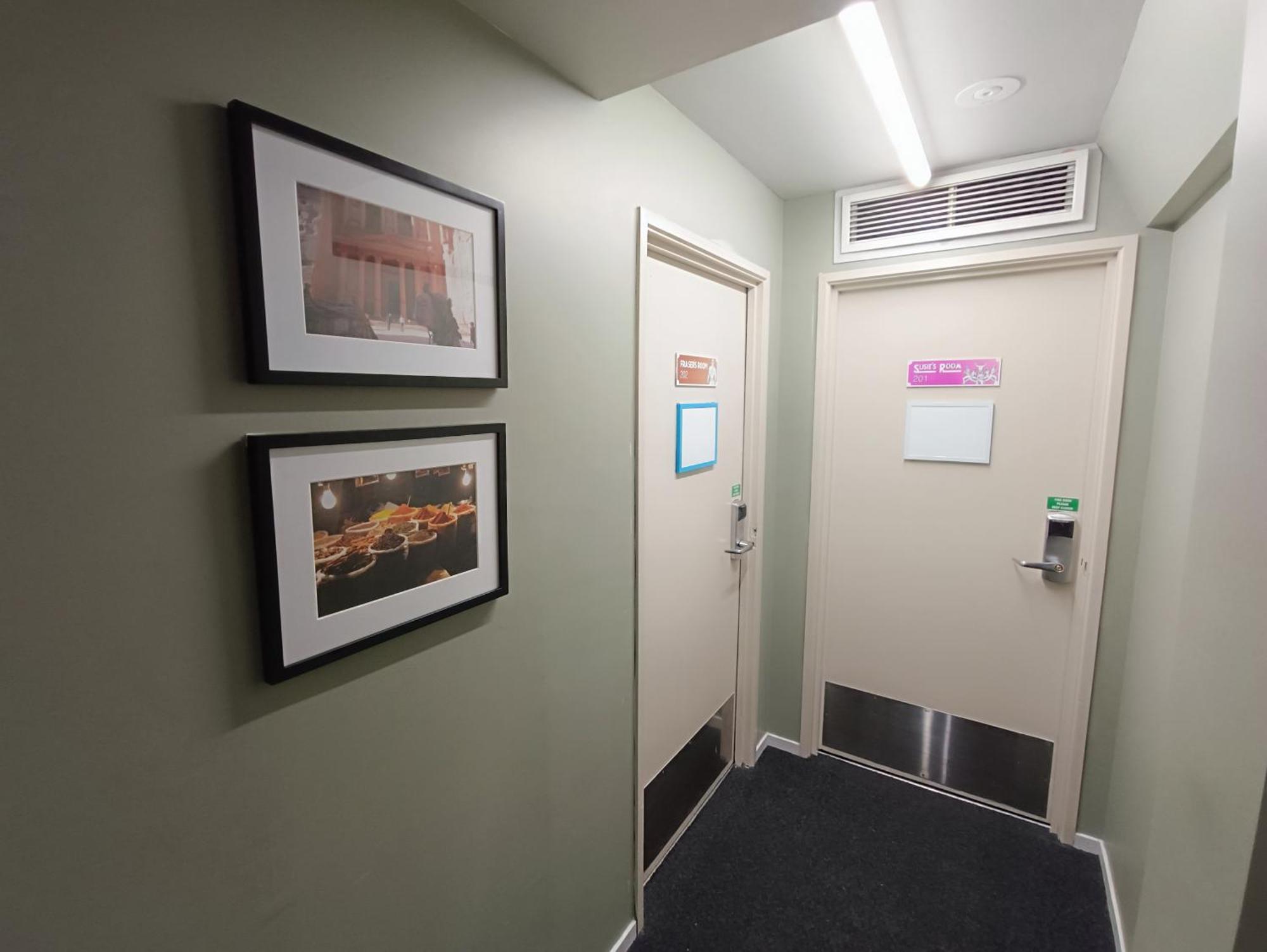 Urbanz Hostel Christchurch Exterior photo A typical corridor