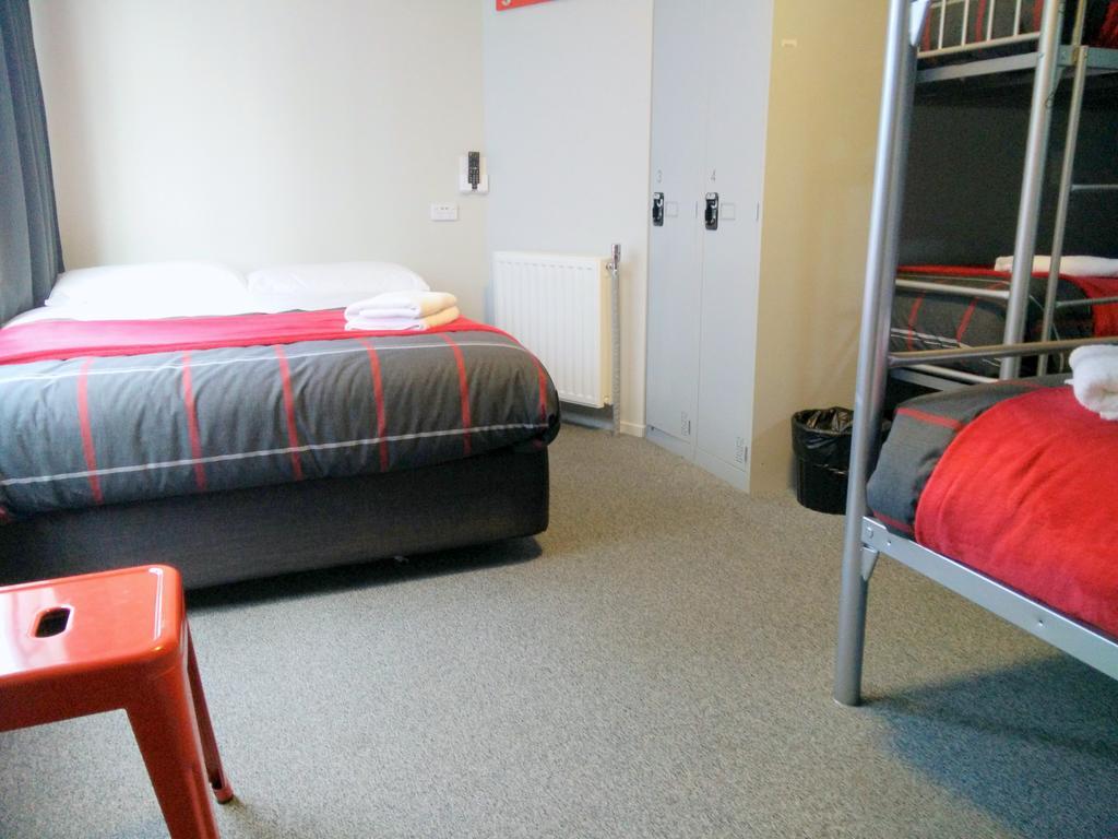 Urbanz Hostel Christchurch Exterior photo A typical room at a hostel