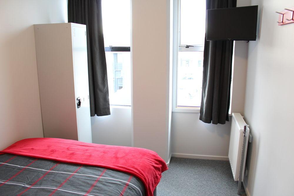 Urbanz Hostel Christchurch Exterior photo A bedroom in the new halls of residence