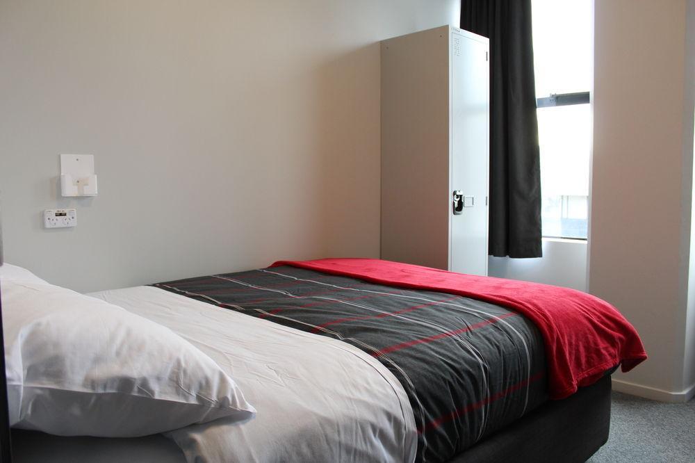 Urbanz Hostel Christchurch Exterior photo A bedroom at the University of Nottingham's Jubilee Hall