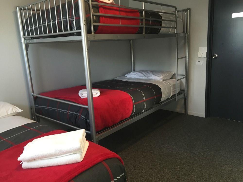 Urbanz Hostel Christchurch Exterior photo A room at the motel