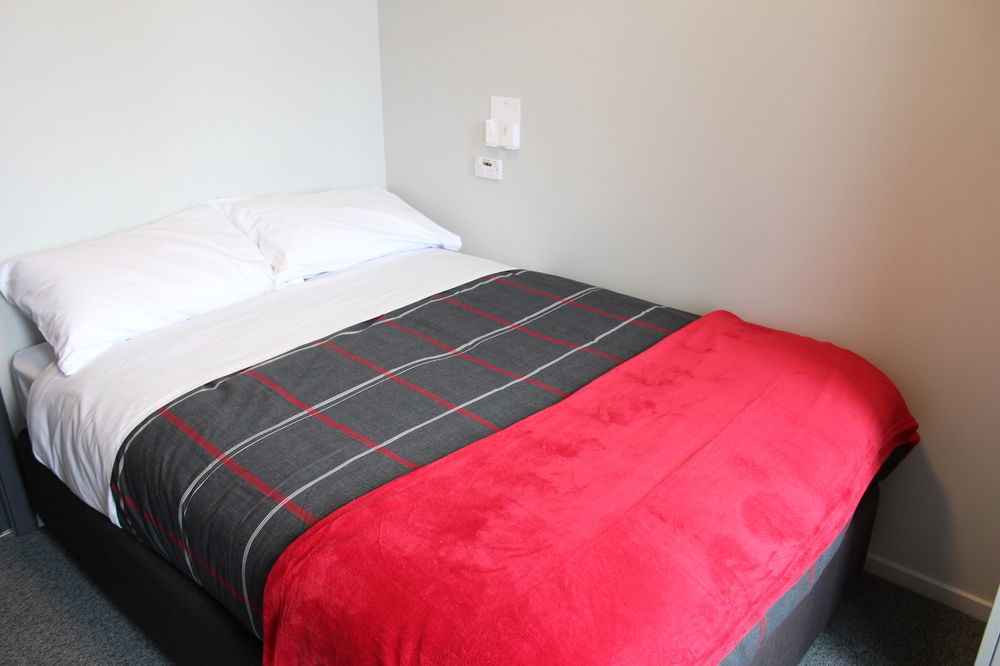 Urbanz Hostel Christchurch Exterior photo A bed with a throw