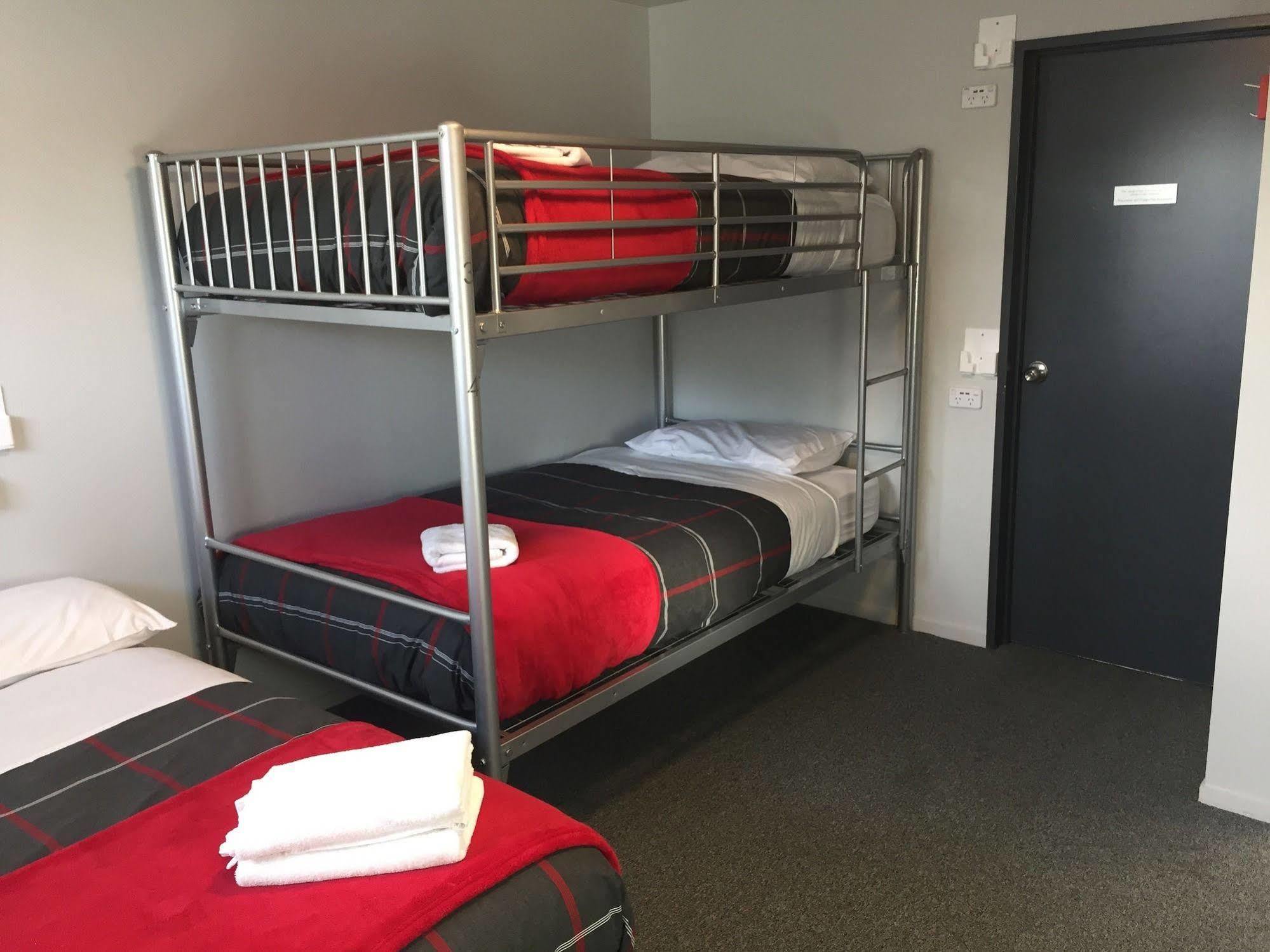 Urbanz Hostel Christchurch Exterior photo A bunk bed in a hostel