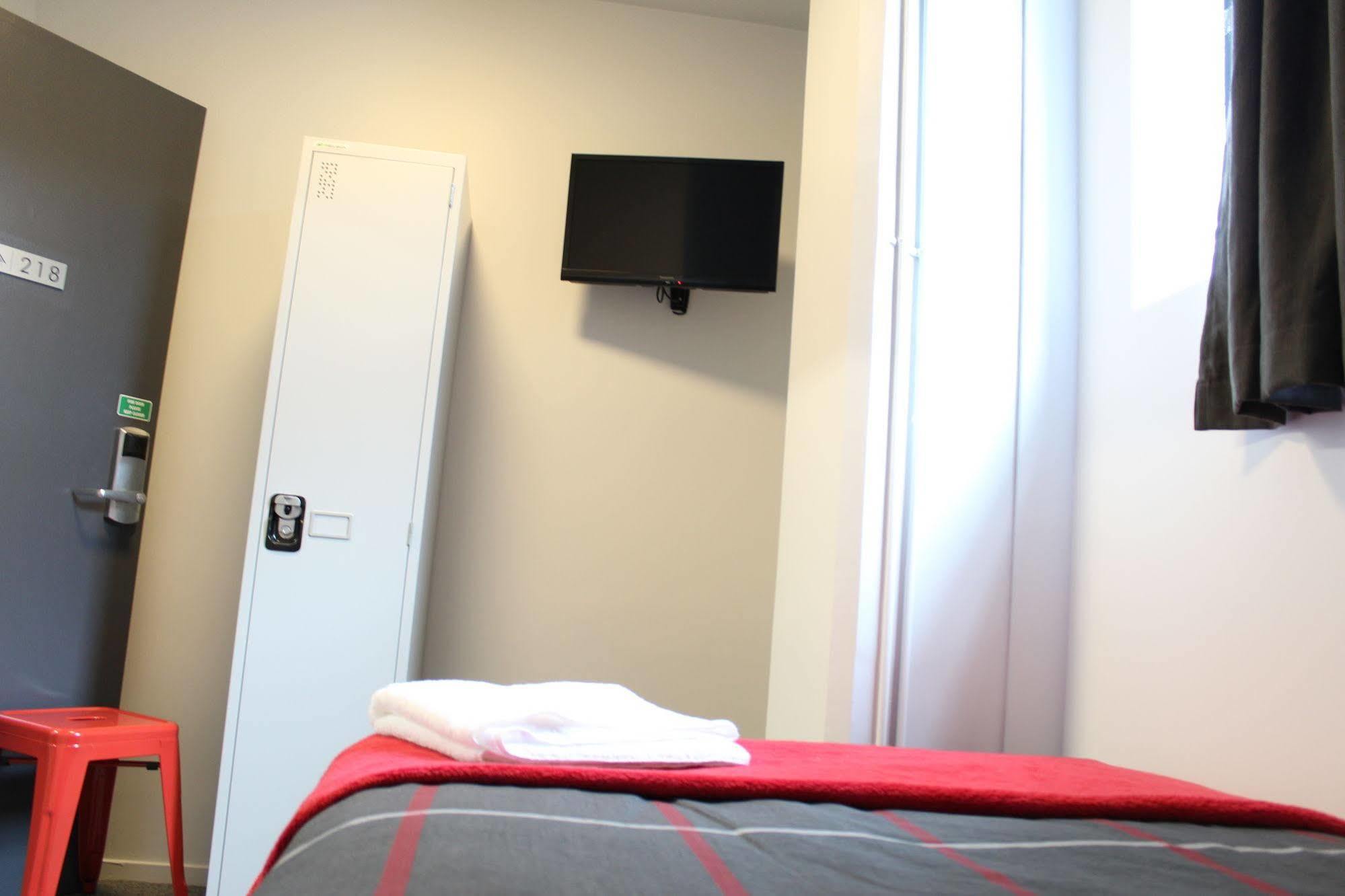 Urbanz Hostel Christchurch Exterior photo A room at a B&B hotel in Paris