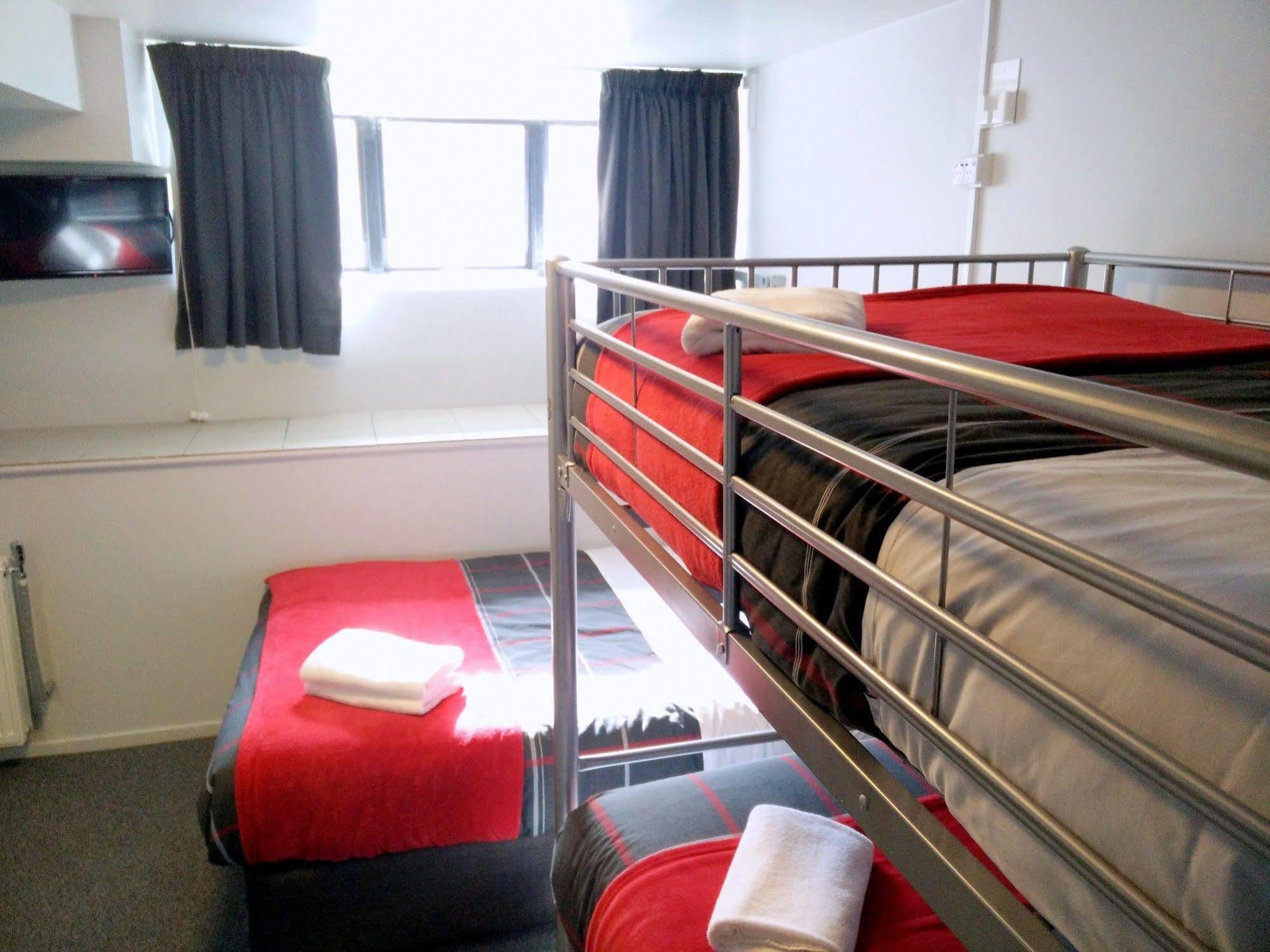 Urbanz Hostel Christchurch Exterior photo A typical room at the hotel