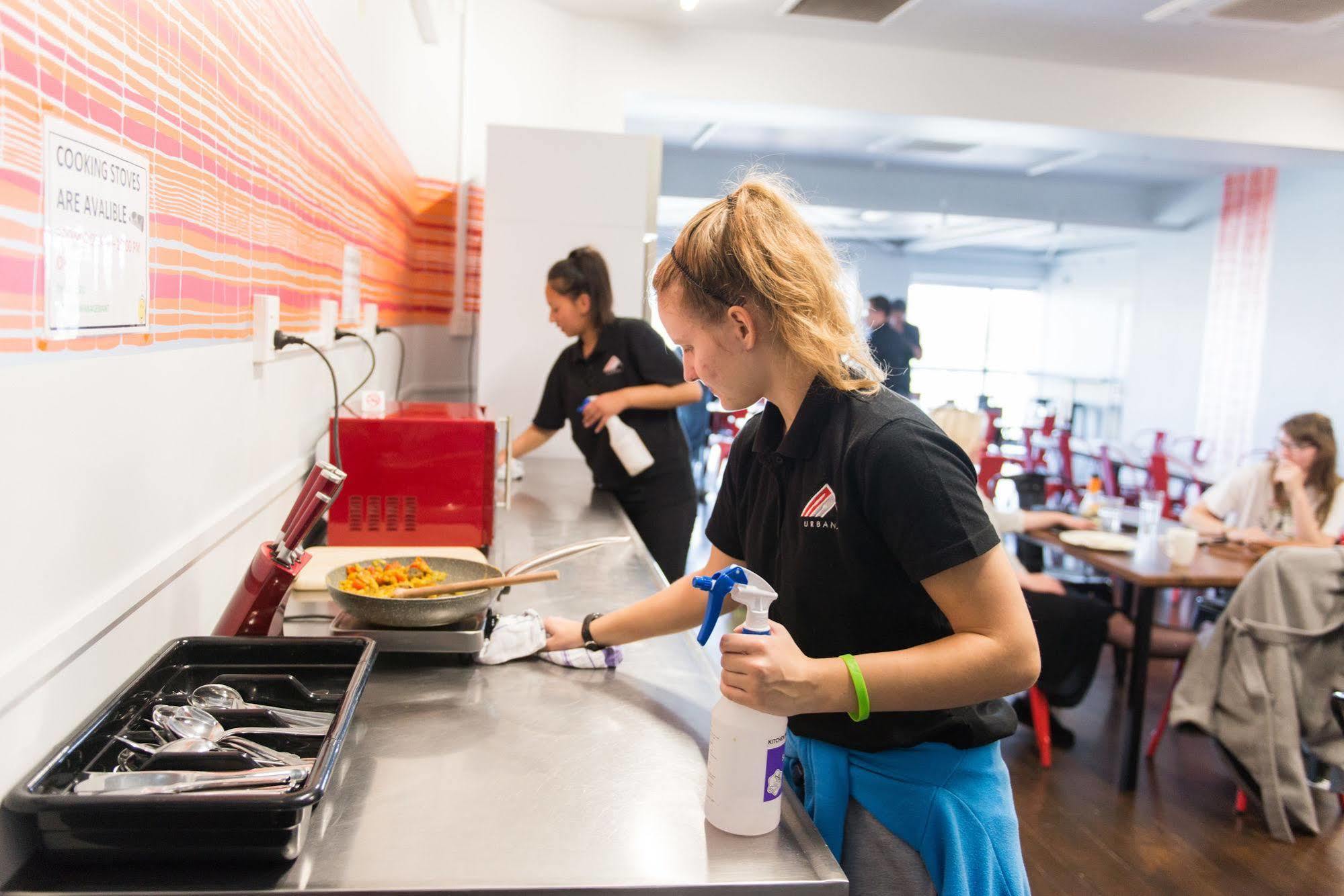 Urbanz Hostel Christchurch Exterior photo A student working in the kitchen at the restaurant
