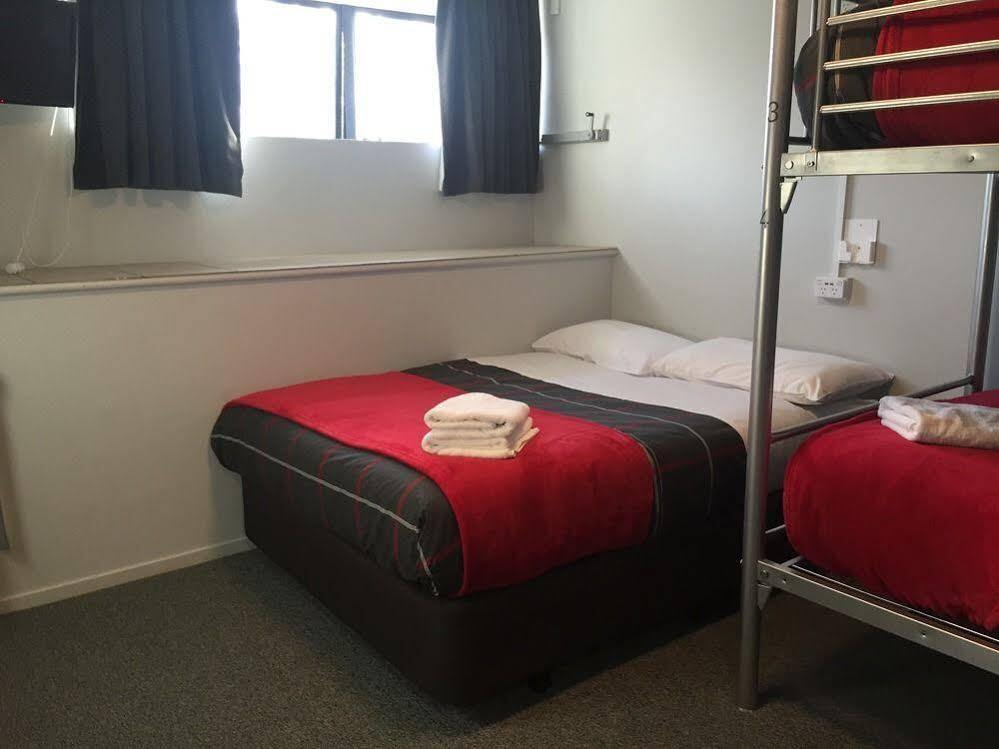 Urbanz Hostel Christchurch Exterior photo A room at the YHA in Dunedin, New Zealand