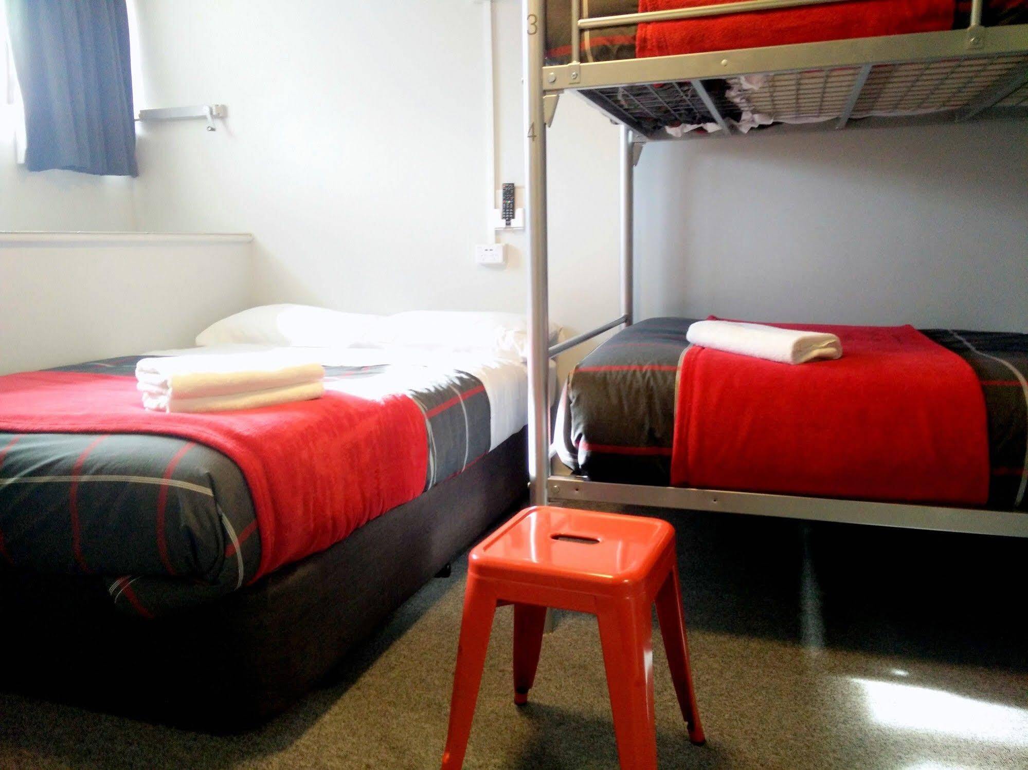 Urbanz Hostel Christchurch Exterior photo A typical room at a backpackers' hostel in Dunedin, New Zealand